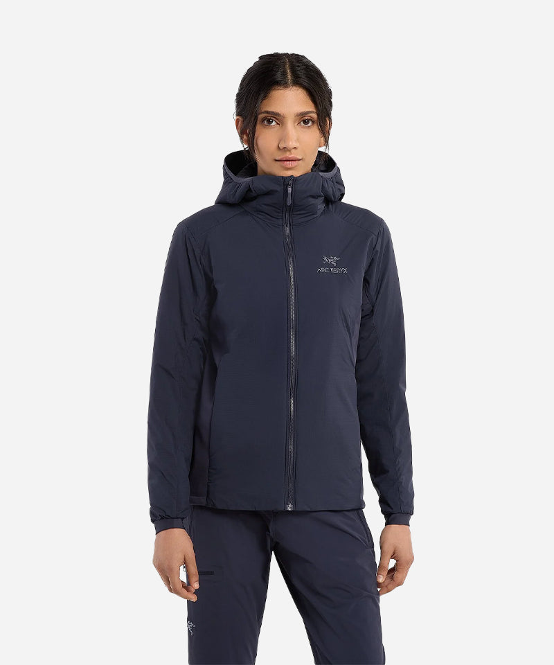 Arc_teryxAtomWomen_sHoodyBlackSapphire-Modelfront