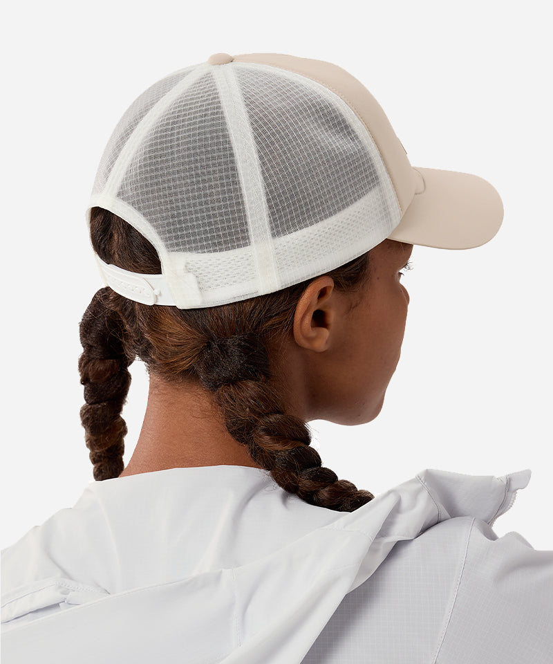 Arc_teryxBirdTruckerHatRune_ArcticSilk-ModelBack