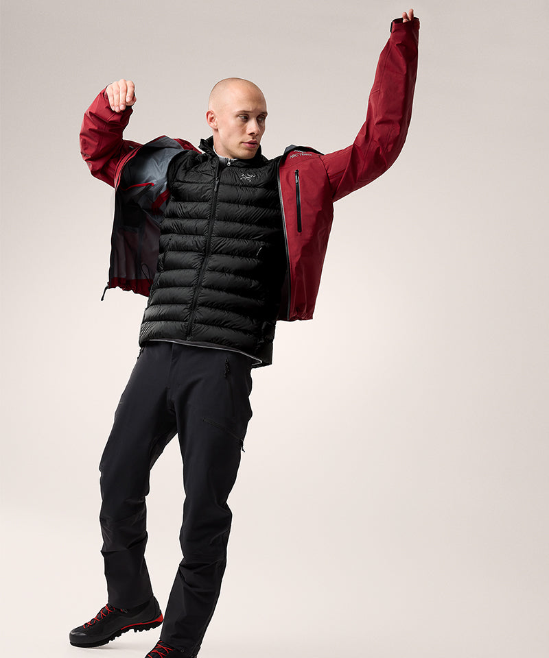 Arc_teryxCeriumJacketBlack-FullBodyAction