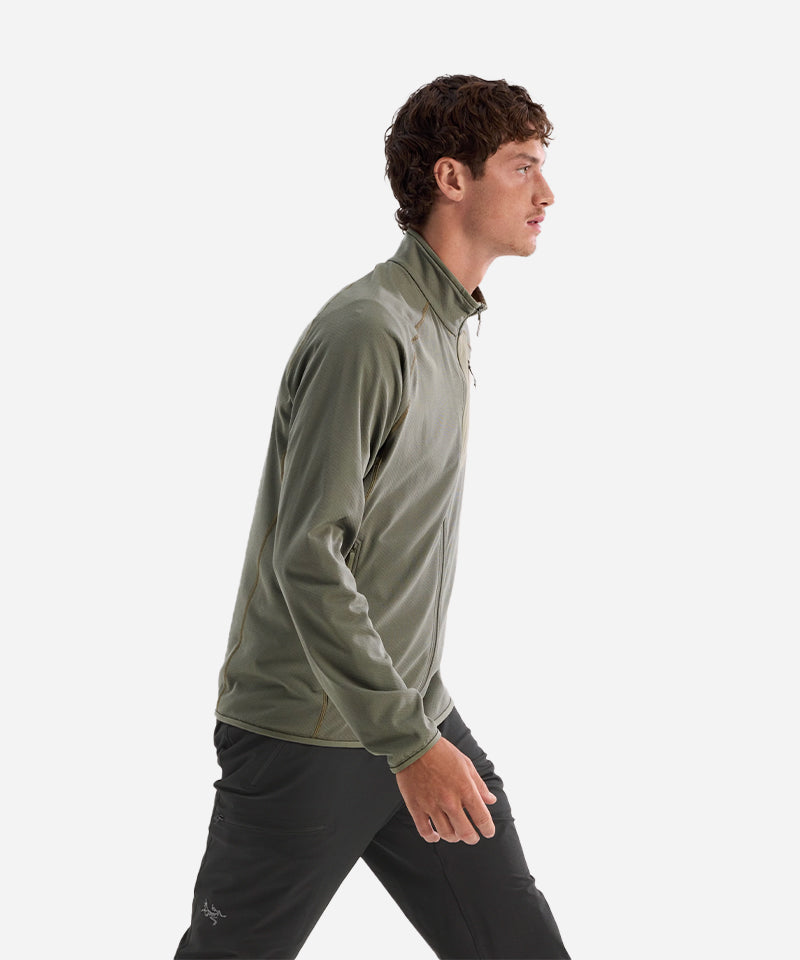 Arc_teryxDeltaJacketForage-ModelWalkig