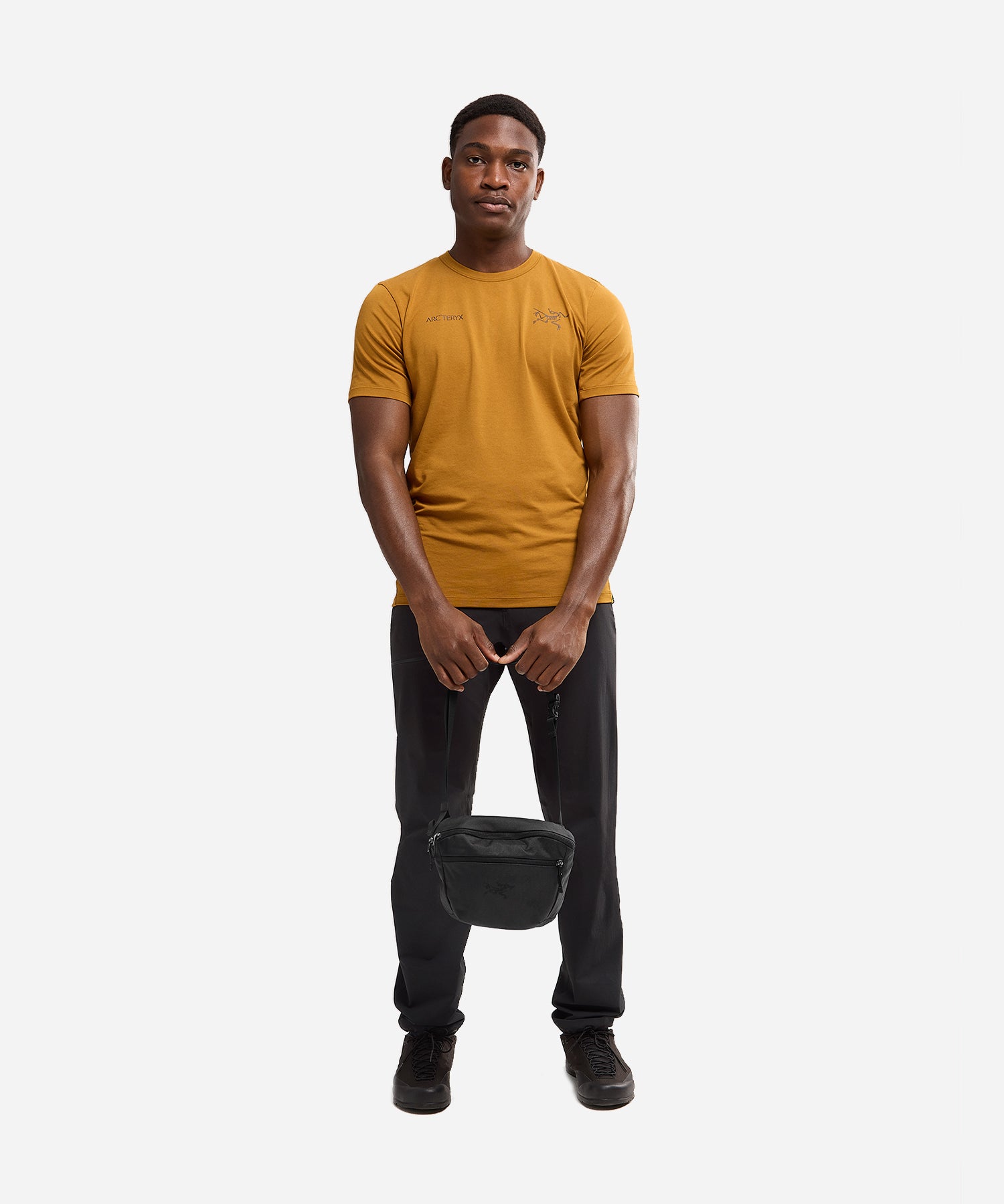 Arc_teryxMantis2WaistPackBlackII-ModelFront2