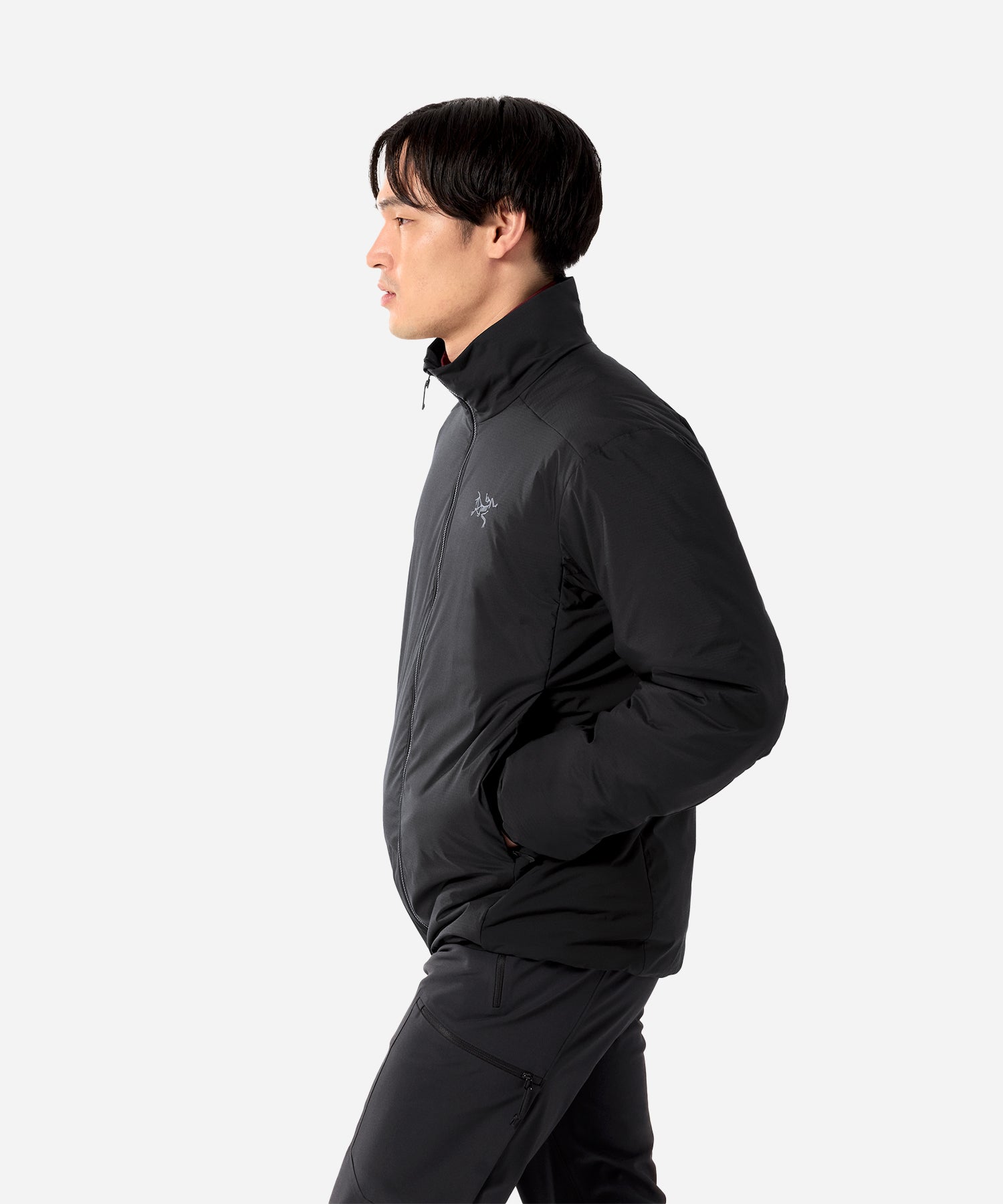 Arc_teryxMen_sAtomSVJacketBlack-ModelSide