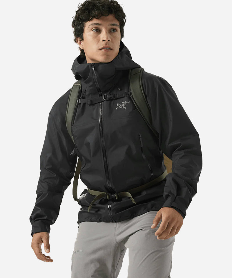 Arc_teryxMen_sBetaSLJacketBlack-ModelAction