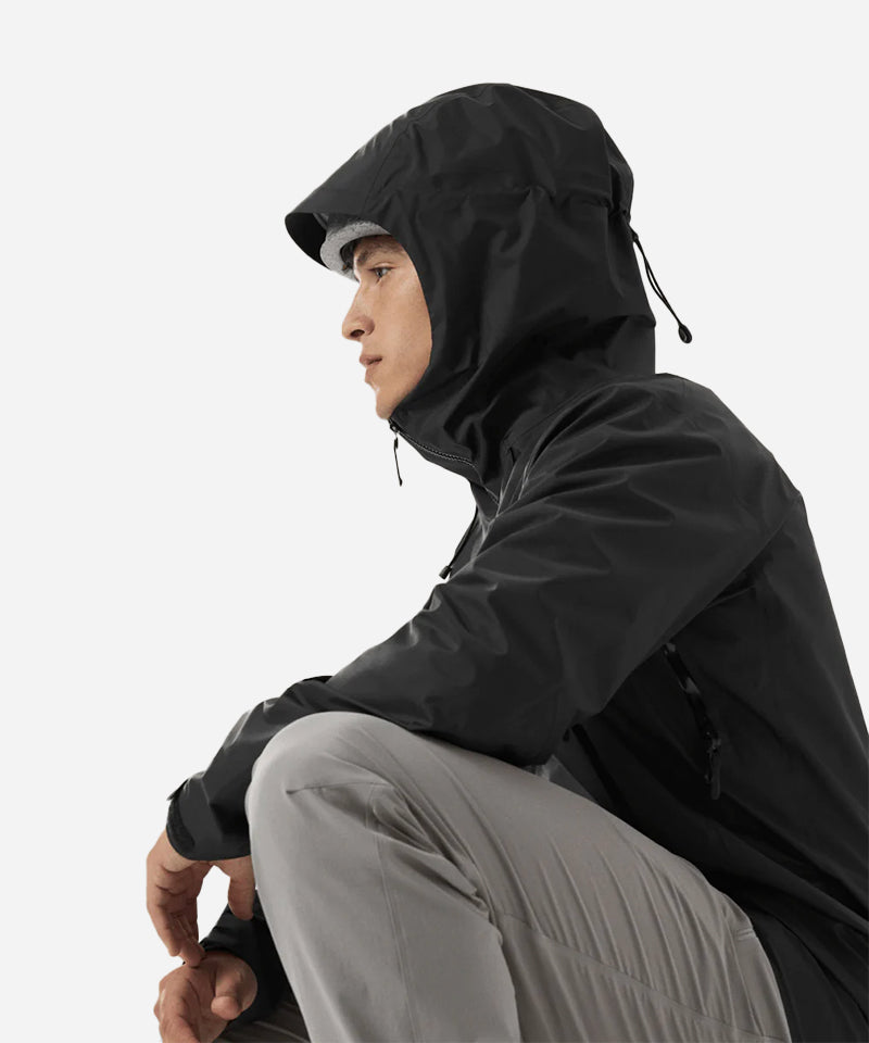 Arc_teryxMen_sBetaSLJacketBlack-ModelCrouched