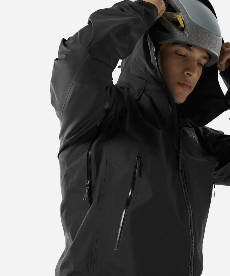 Arc_teryxMen_sBetaSLJacketBlack-ModelHood