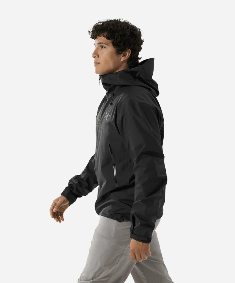 Arc_teryxMen_sBetaSLJacketBlack-ModelSide