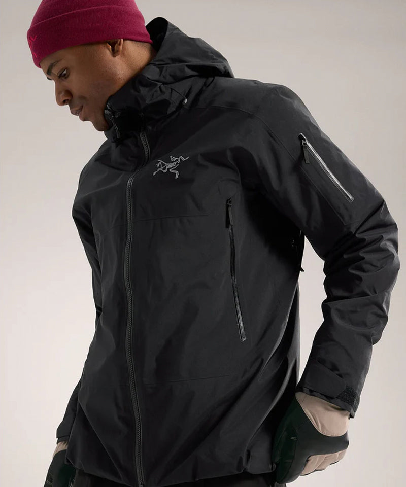 Arc_teryxSabreInsulatedJacketBlack-ModelSideClose