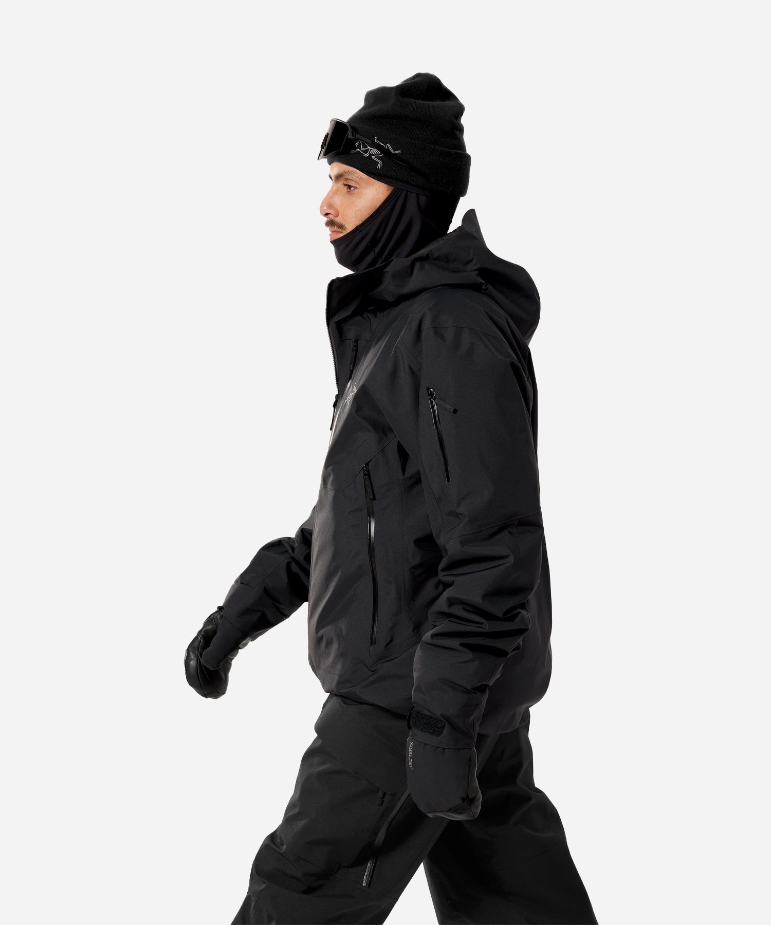 Arc_teryxSabreInsulatedJacketBlack-ModelSide_a08b0e17-8517-4c9d-a443-80dcb30e3469