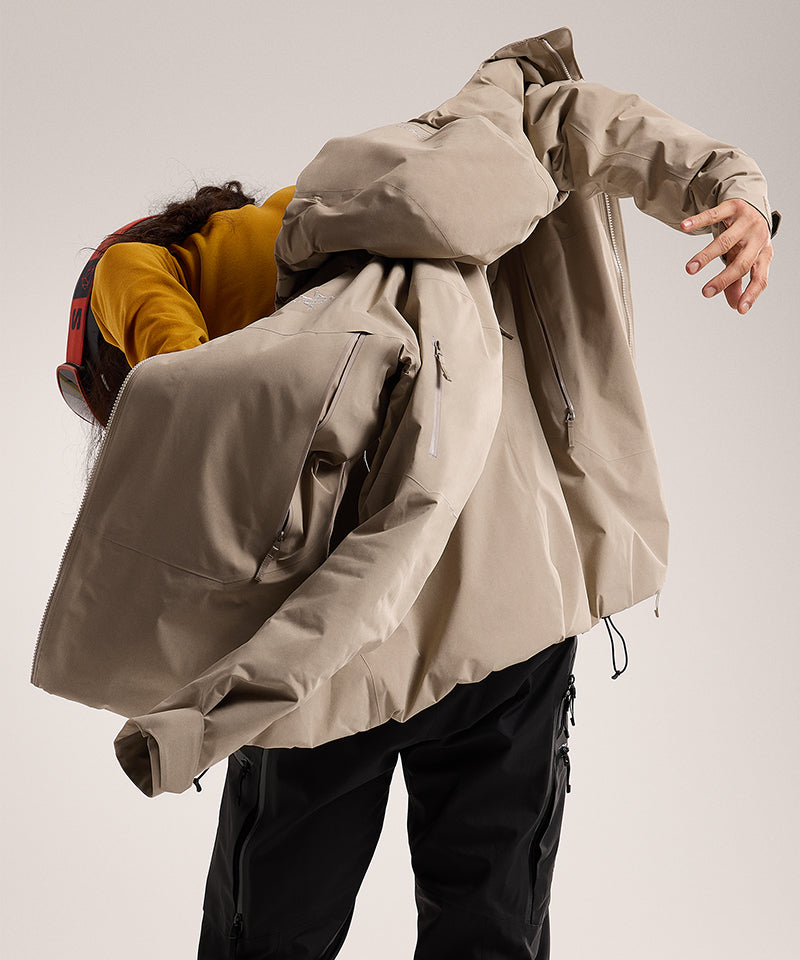 Arc_teryxSabreInsulatedSmokeBluff-ModelBackAction