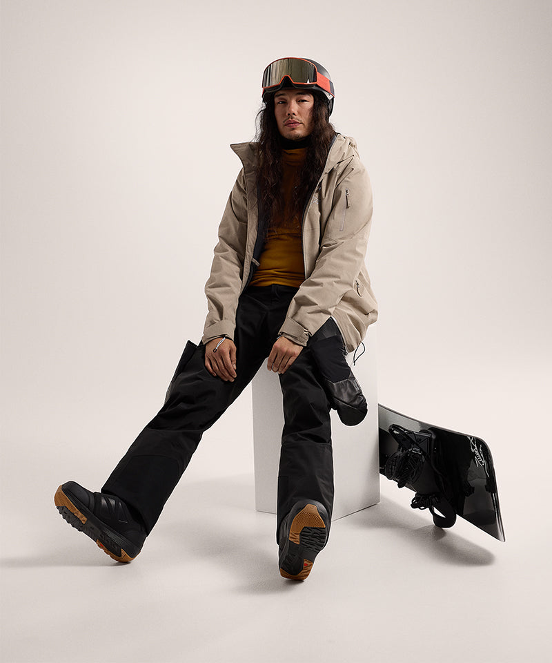 Arc_teryxSabreInsulatedSmokeBluff-ModelFullBody