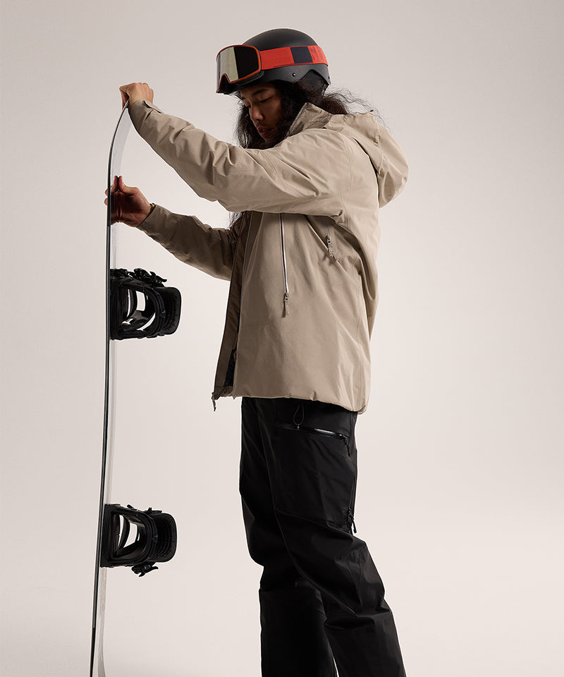 Arc_teryxSabreInsulatedSmokeBluff-ModelFullBodySide