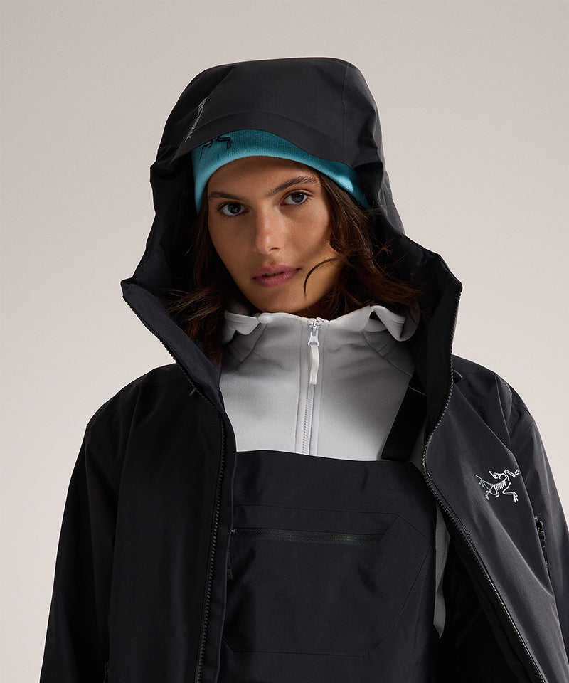 Arc_teryxSentinelWomen_sJacketBlack-ModelCloseUp