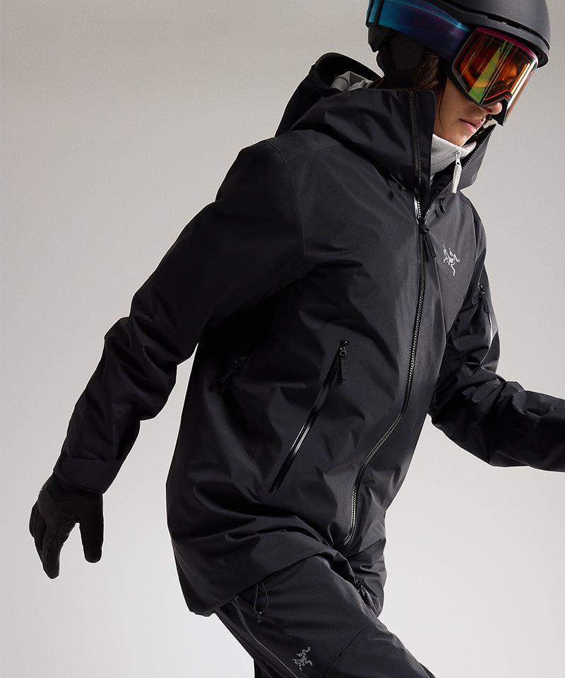 Arc_teryxSentinelWomen_sJacketBlack-ModelMoving