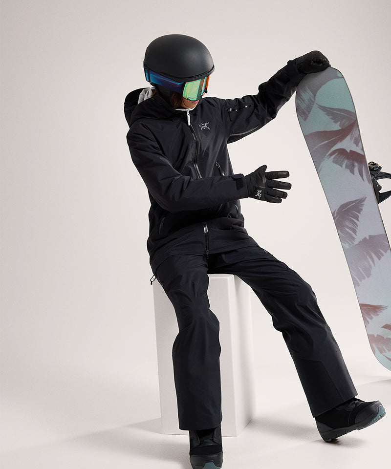 Arc_teryxSentinelWomen_sJacketBlack-ModelSeated