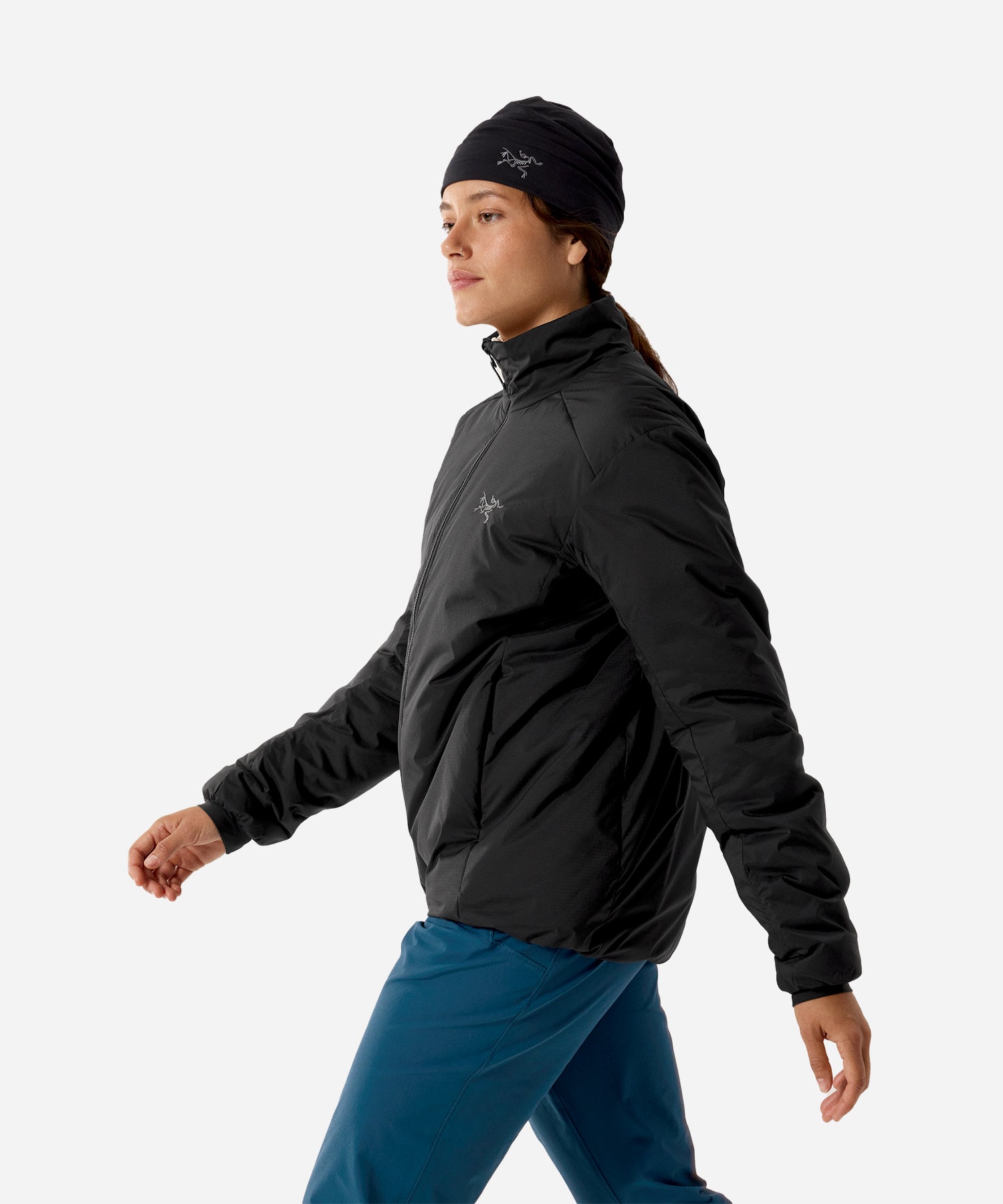 Arc_teryxWomen_sAtomSVJacketBlack-ModelSide