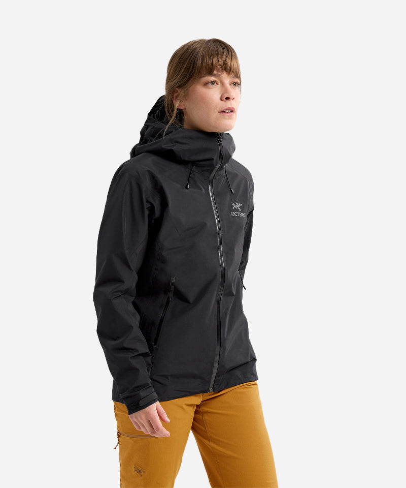 Arc_teryxWomen_sBetaLTJacketBlack-ModelSide