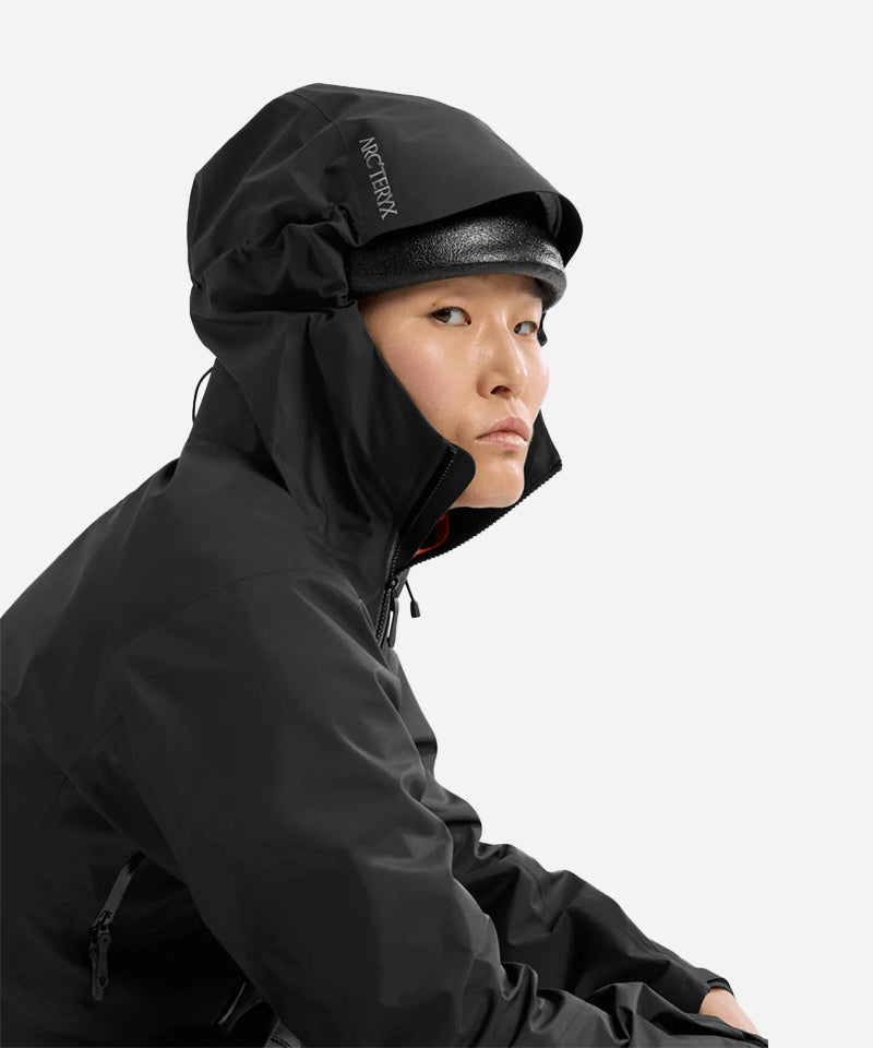 Arc_teryxWomen_sBetaSLJacketBlack-ModelSideClose