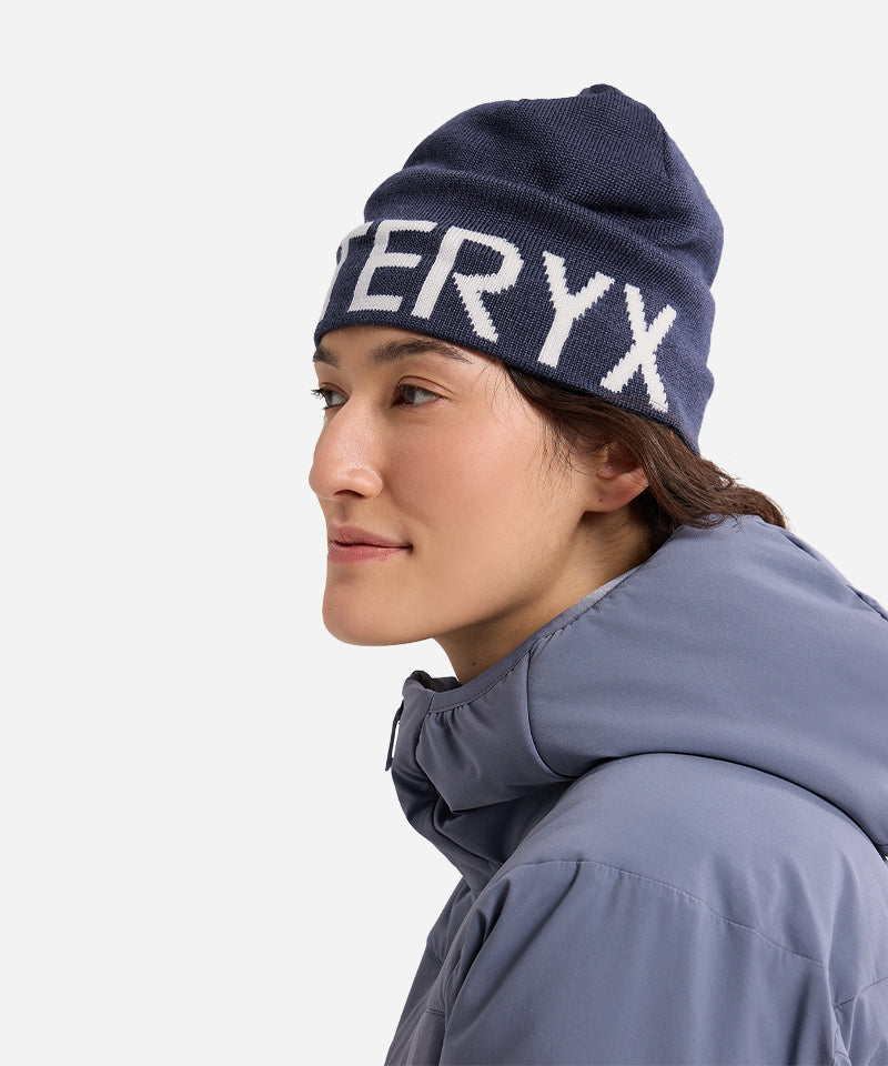 Arc_teryxWordHeadToqueBlackSapphire-ModelSide