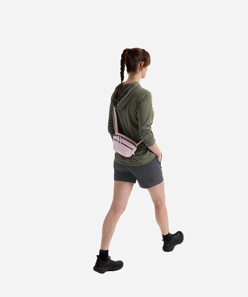 ArcteryxMantis1BagAlpineRose-ModelFullBody