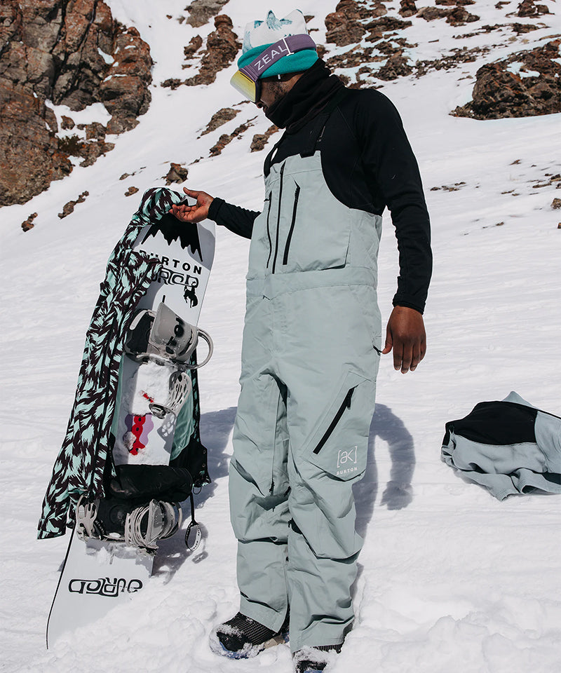 BurtonAKCyclicGORE-TEX2025BibPetrolGreen-Modelfront