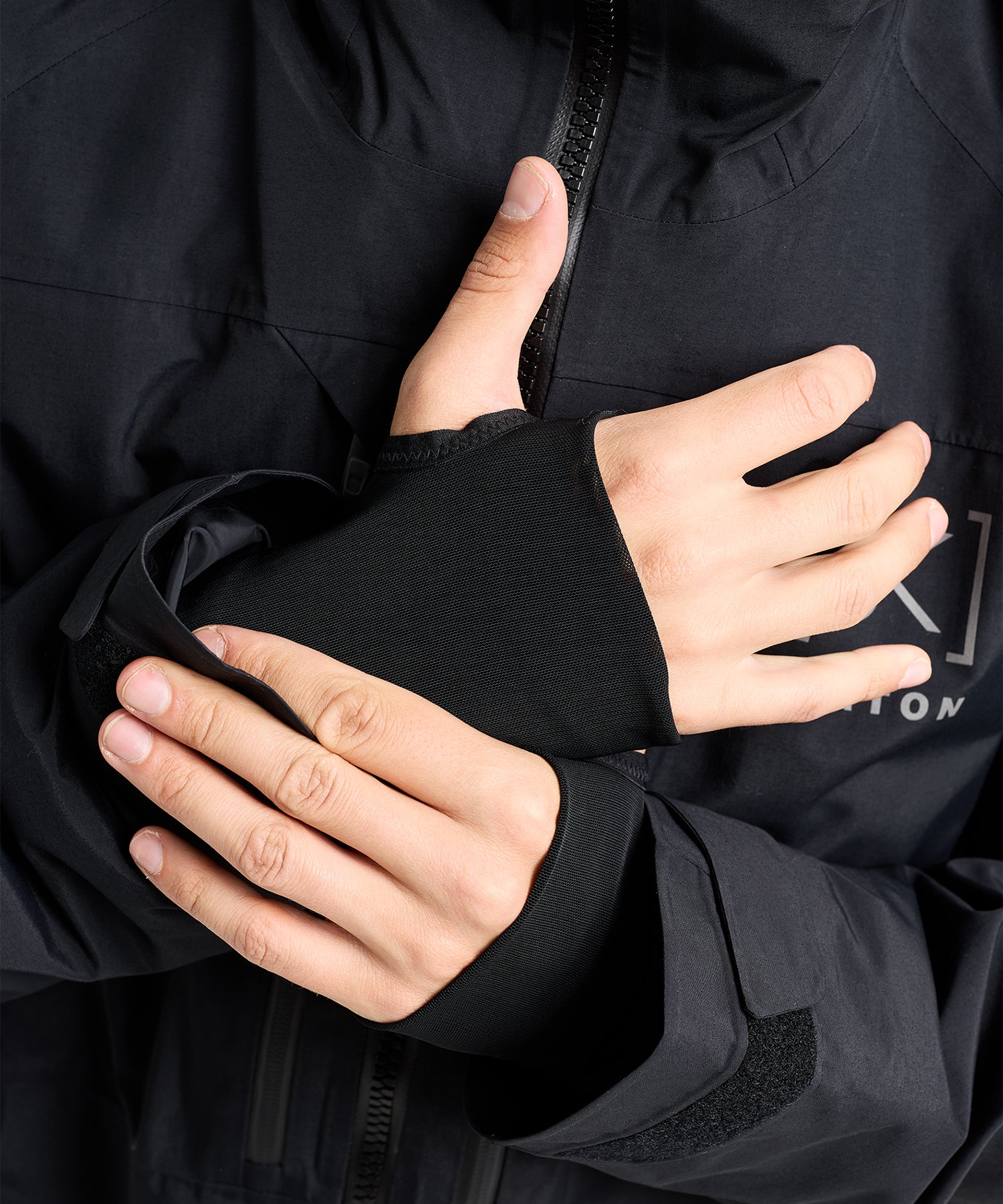 BurtonAKGORE-TEXSwash2LJacket2026TrueBlack-Wrist