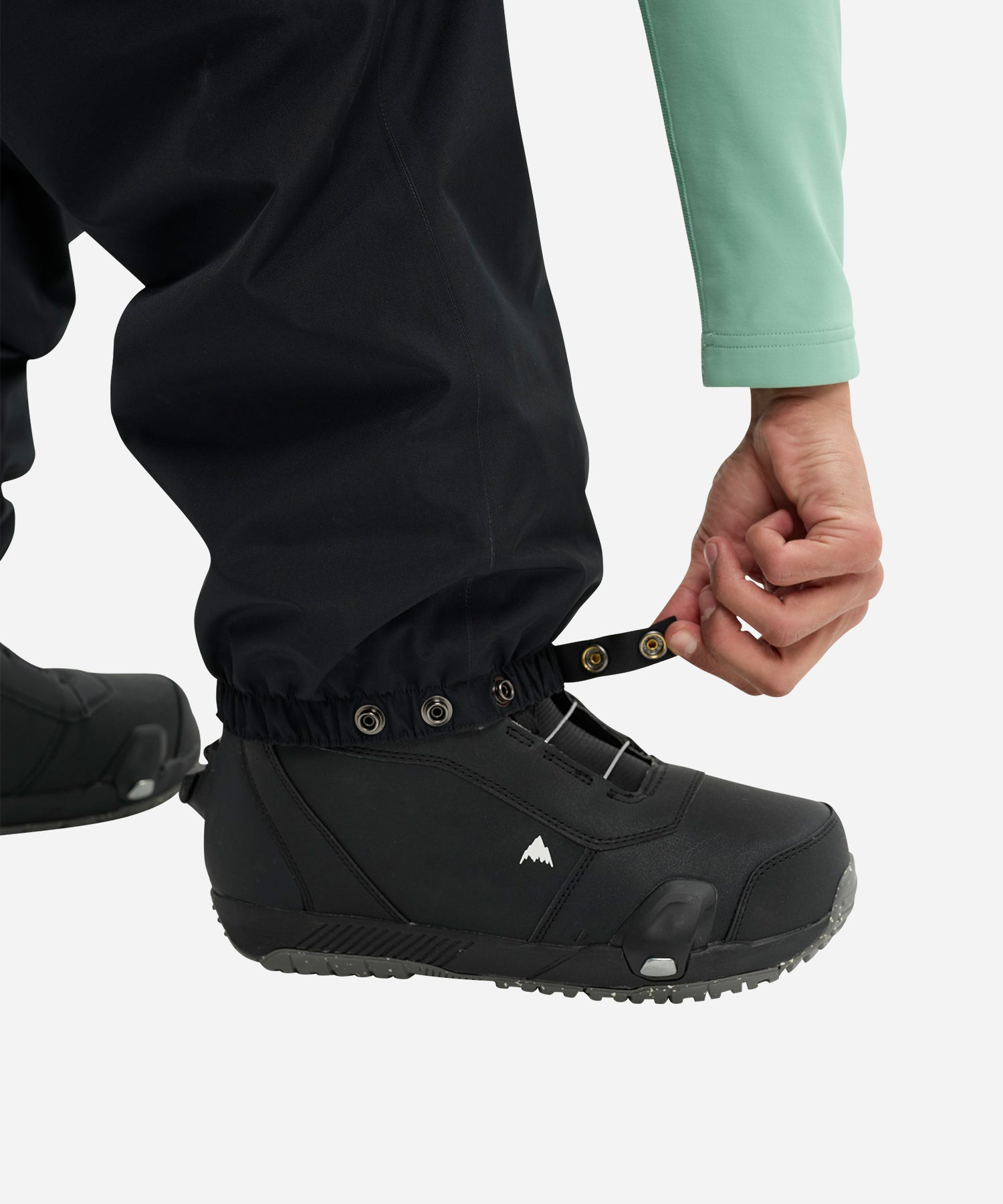 BurtonReserve2LRelaxedBibTrueBlack-Cuff
