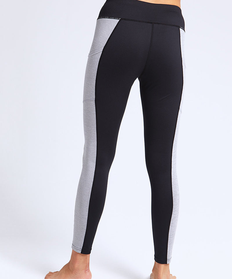 BurtonWomen_sMidweightXBaseLayerPantsTrueBlack-Modelback