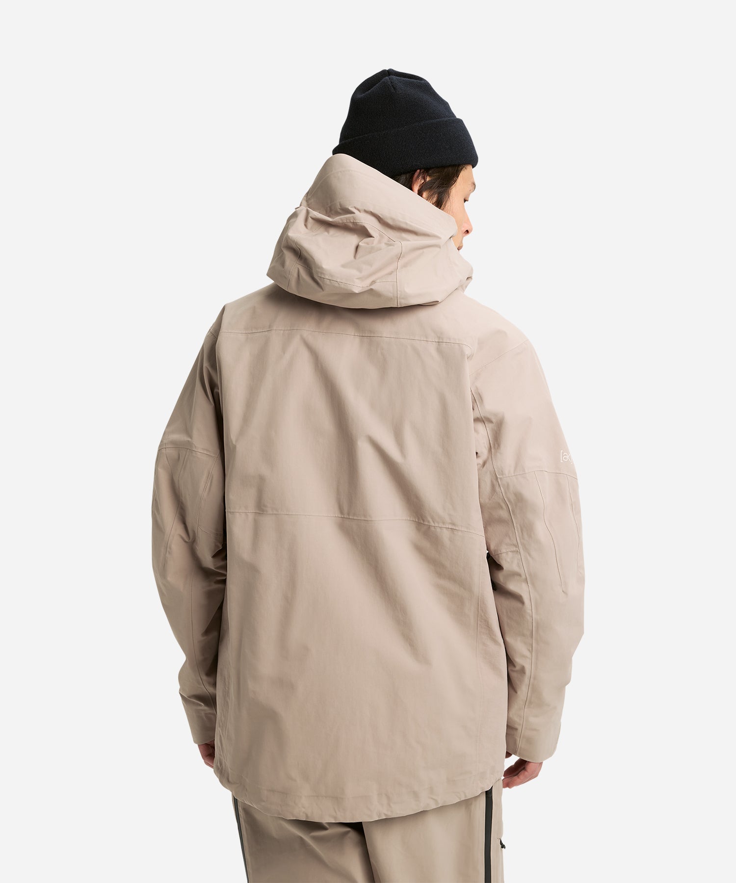 Burton_ak_GORE-TEXHelitackJacket2026SummitTaupe-ModelBack