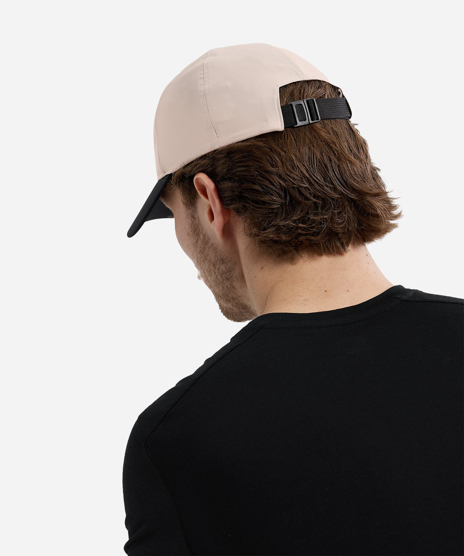 Arc_teryxBirdWordCapRuneBlack-ModelBack_37f22b04-e498-4d7e-8233-57d4d927b9a9