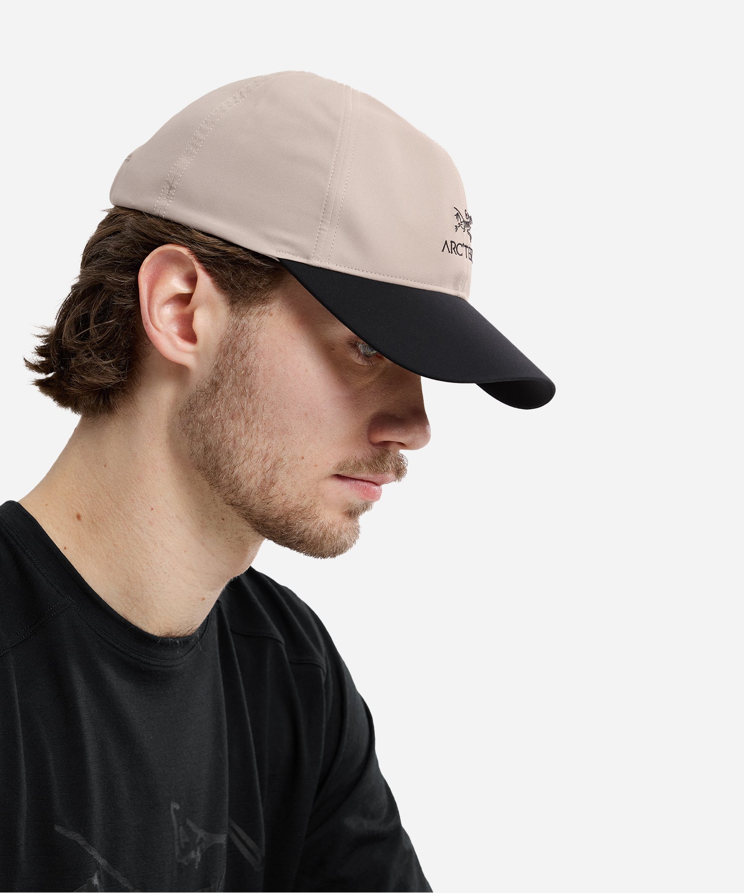 Arc_teryxBirdWordCapRuneBlack-ModelSide2_69b7134e-ed5a-4526-a4eb-296bfea01513