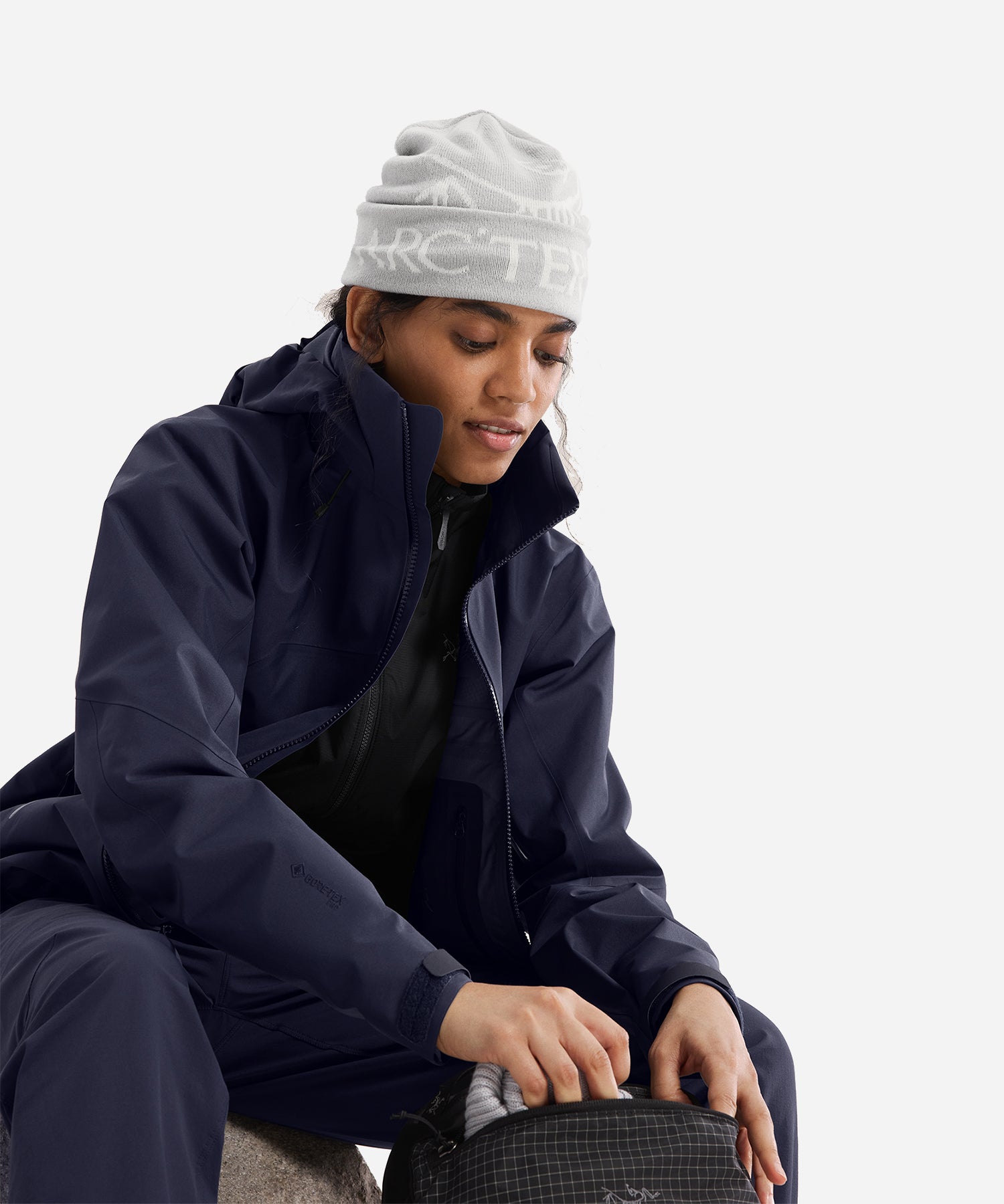 Arc_teryxBirdWordToqueSolitude_ArcticSilk-Sitting