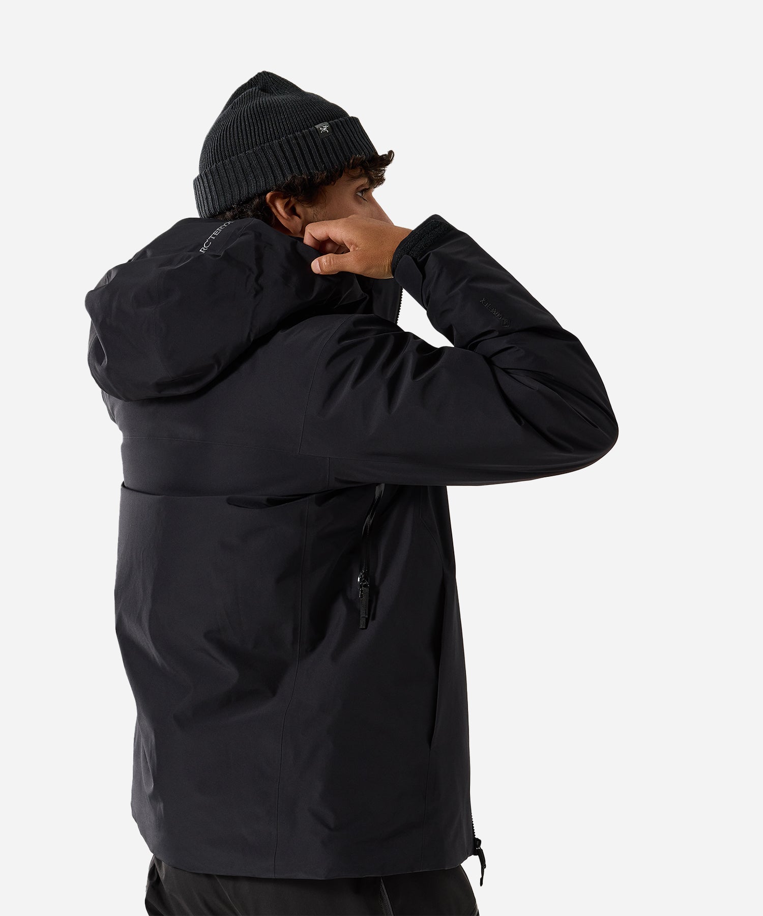 Arc_teryxMacaiJacketBlack-ModelBackSide
