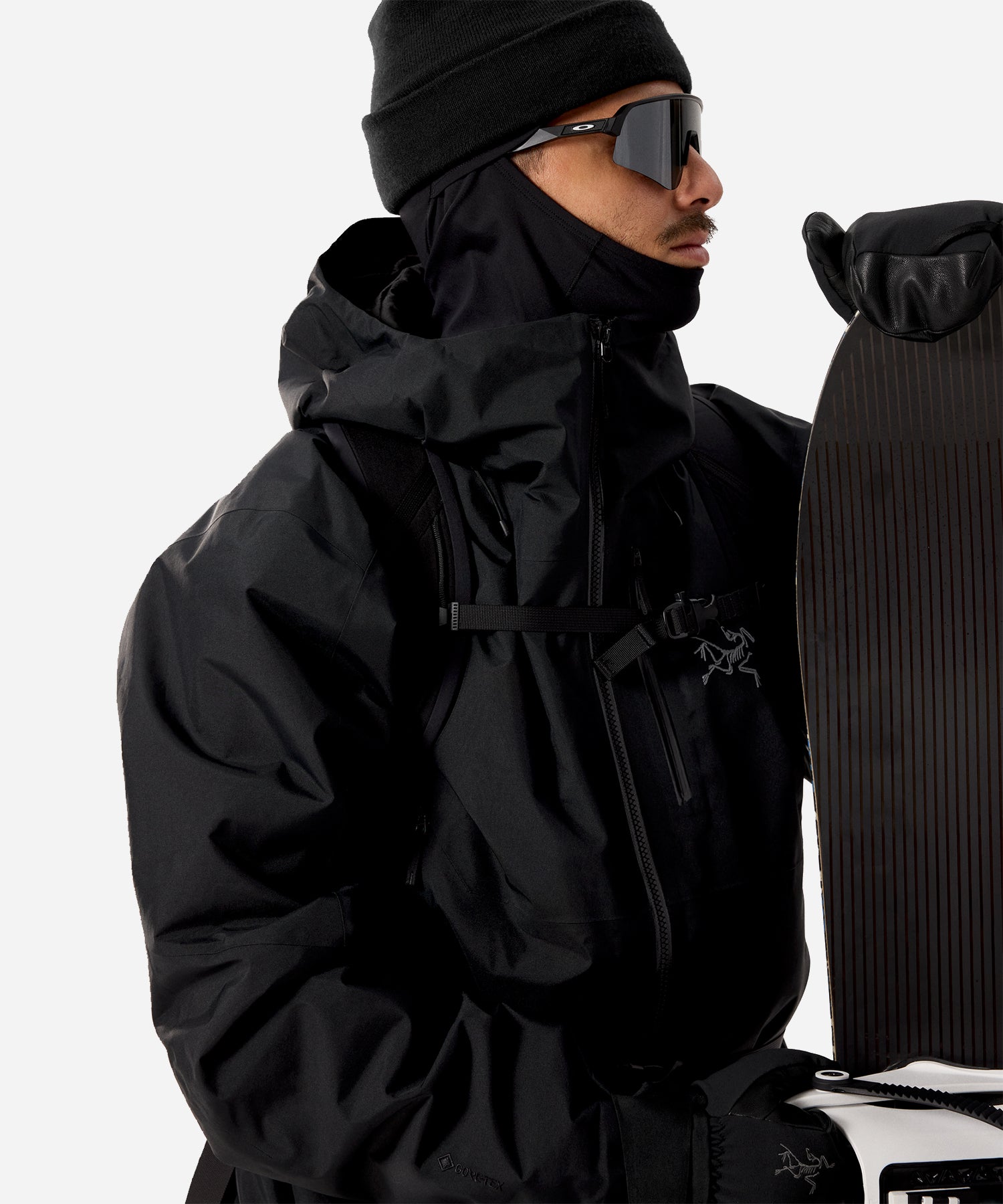 Arc_teryxSabreInsulatedJacketBlack-ModelClose