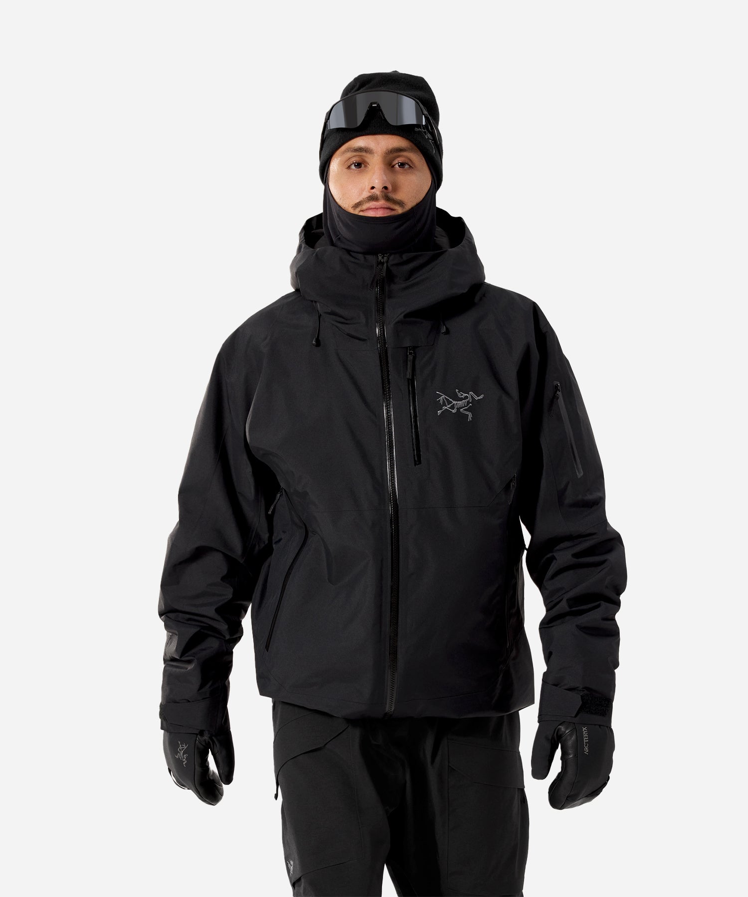 Arc_teryxSabreInsulatedJacketBlack-ModelFront_61f2507e-6be0-4677-8357-44cfb9246cd3