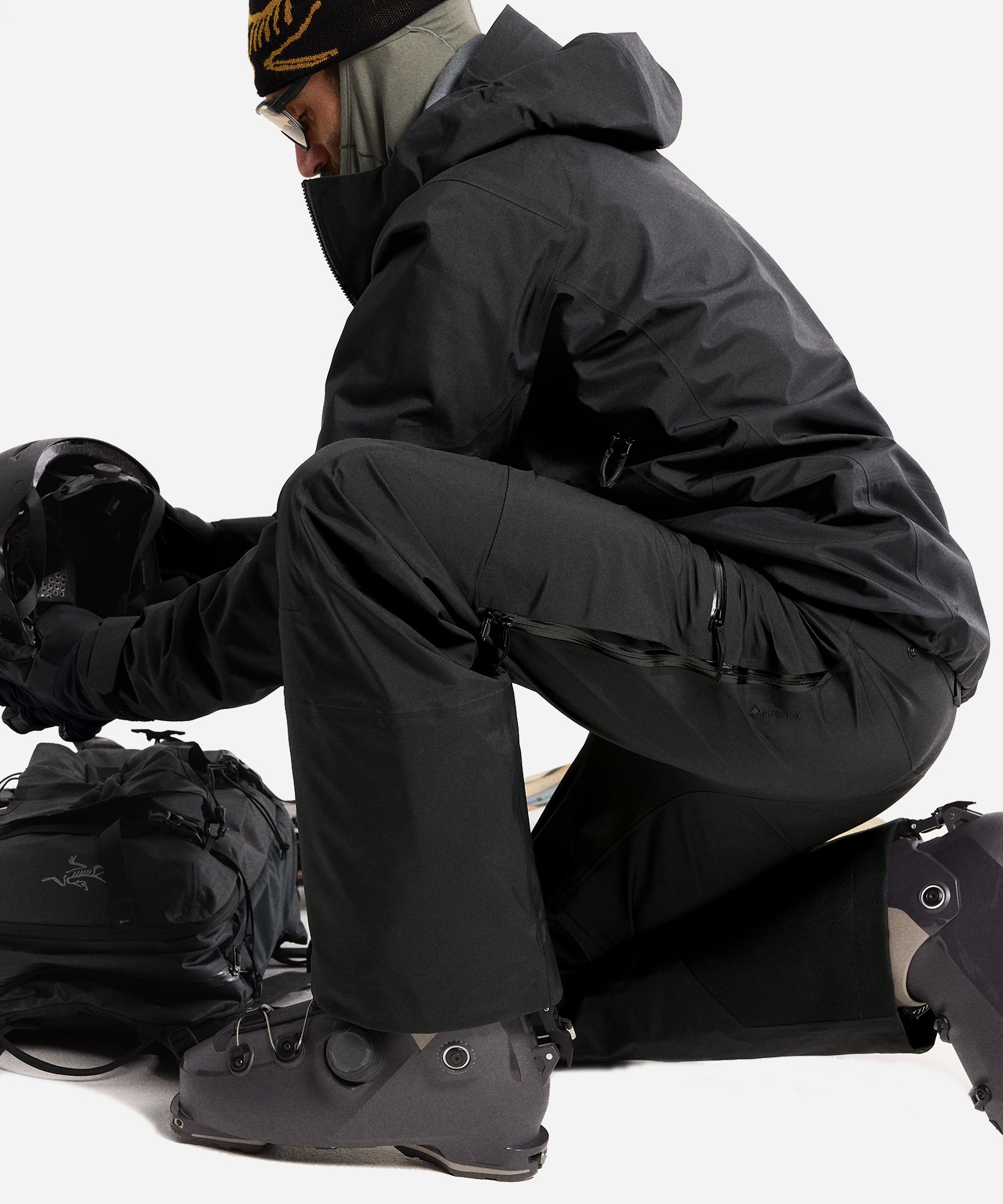 Arc_teryxSabrePantBlack-ModelClose