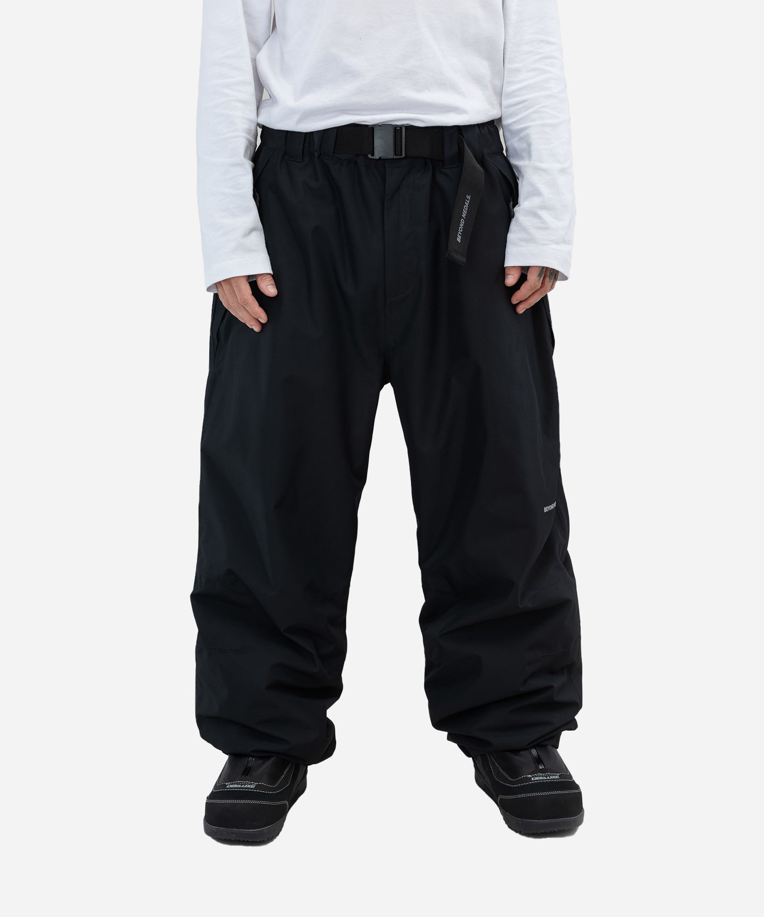 BeyondMedalsNostalgia2LPantBlack-ModelFront