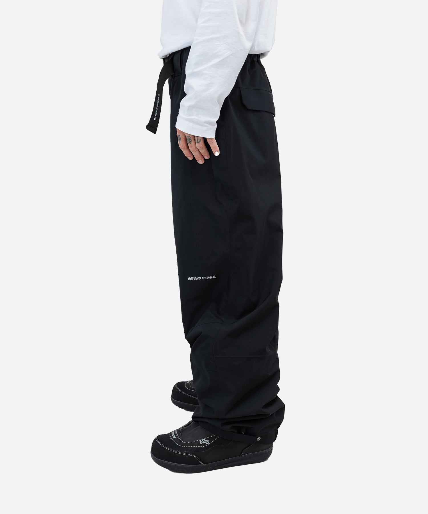 BeyondMedalsNostalgia2LPantBlack-ModelSide