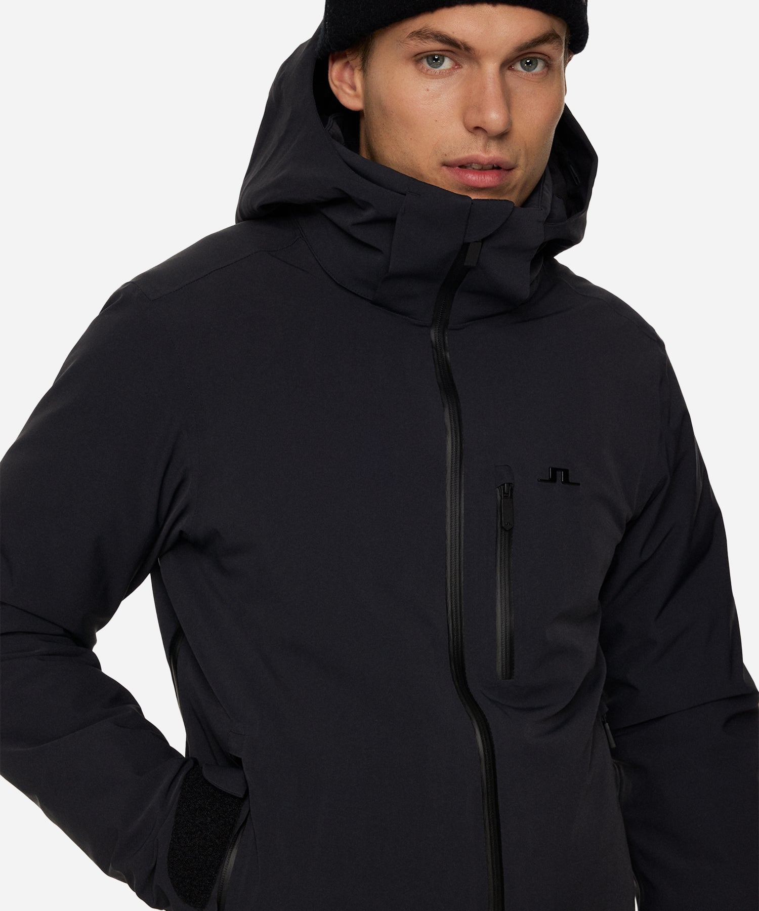 J.LindebergOmniaJacketBlack-ModelClose