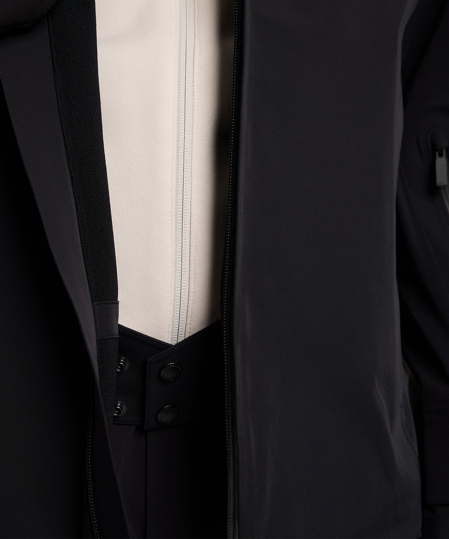 J.LindebergWomen_sSolacoreShellJacketBlack-PowderSkirt